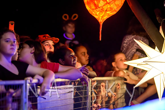 carols crowd 144