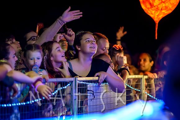 carols crowd 135