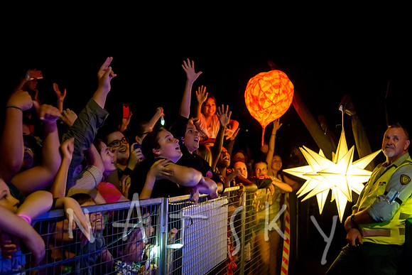 carols crowd 137