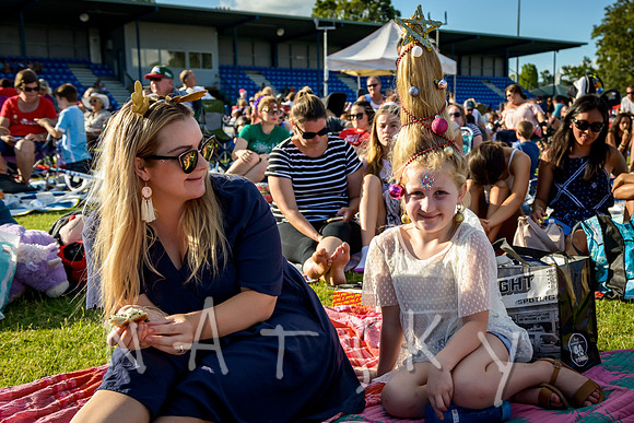 carols crowd 046